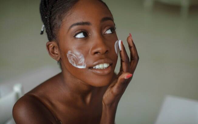 Esfoliar o rosto é uma das etapas mais importantes dos cuidados com a pele, mas deve ser feito poucas vezes por semana 