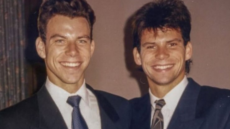 Juiz troca prisão perpétua por pena mínima de cinquenta anos dos irmãos Menendez
