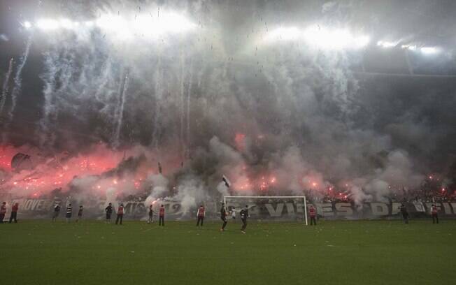 Sinalizadores, fogos e faixas marcaram as festas das torcidas de Corinthians e Palmeiras nos treinos antes da final do Paulistão