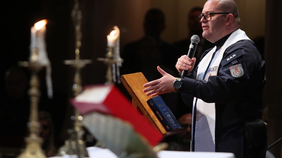 Pastor Douglas, major capelão da PM, celebra a missa em memória dos agentes mortos na Operação Contenção. Pastor Douglas, major capelão da PM, celebra a missa em memória dos agentes mortos na Operação Contenção.