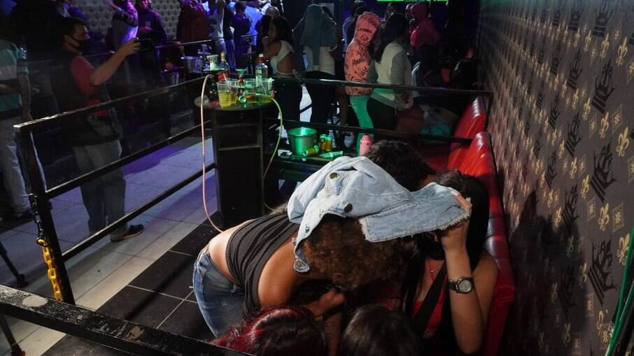 Força-tarefa da Polícia Civil encerrou festa clandestina no Absolem lounge Bar, localizado no Parque São Rafael