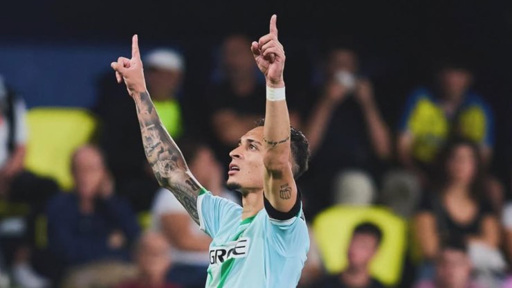 Antony marca duas vezes e evita derrota do Bétis nos acréscimos