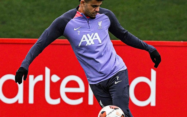 Luis Díaz controla a bola durante o treino do Liverpool