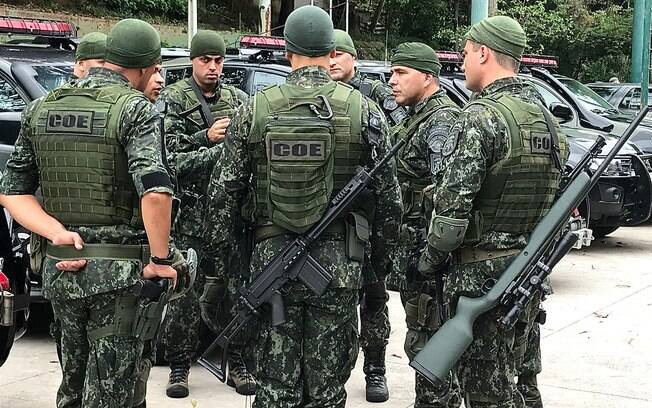 Comandante do COE, Major PM Carvalho (segundo da dir p/ esq) conduzindo o  briefing final para seus oficiais na Base do COE, antes do início da Operação Heliópolis.