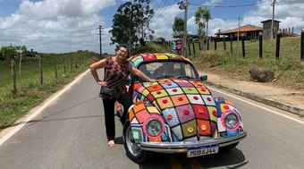 Artesã reveste Fusca com crochê e viraliza nas redes sociais