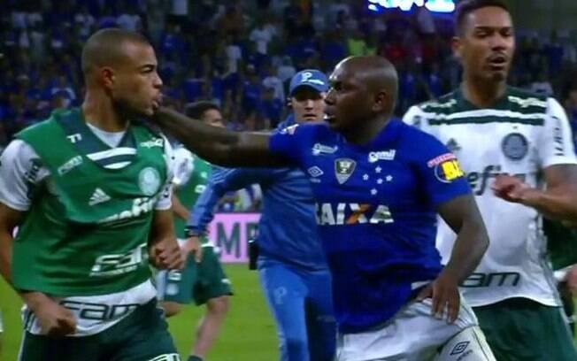 Sassá acertou um soco em Mayke, do Palmeiras e pegou seis jogos de suspensão no STJD