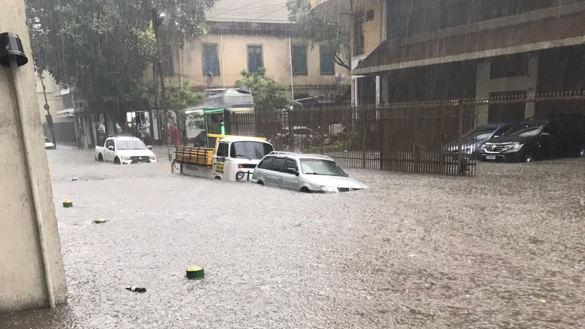 Chuva forte atinge o Rio e cidade entra em estágio de atenção