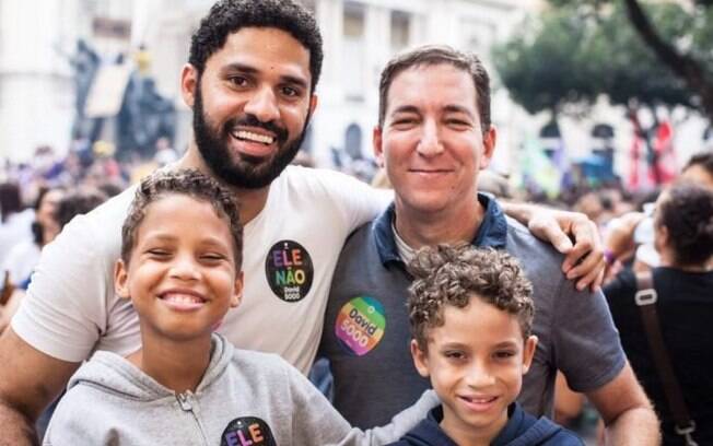 David Miranda com os filhos e o marido Glenn Greenwald
