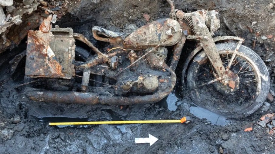 Moto alemã foi encontrada junto com restos mortas de soldados da Segunda Guerra Mundial