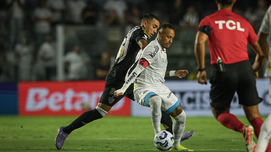 Santos e Atlético se encaram neste sábado (11)