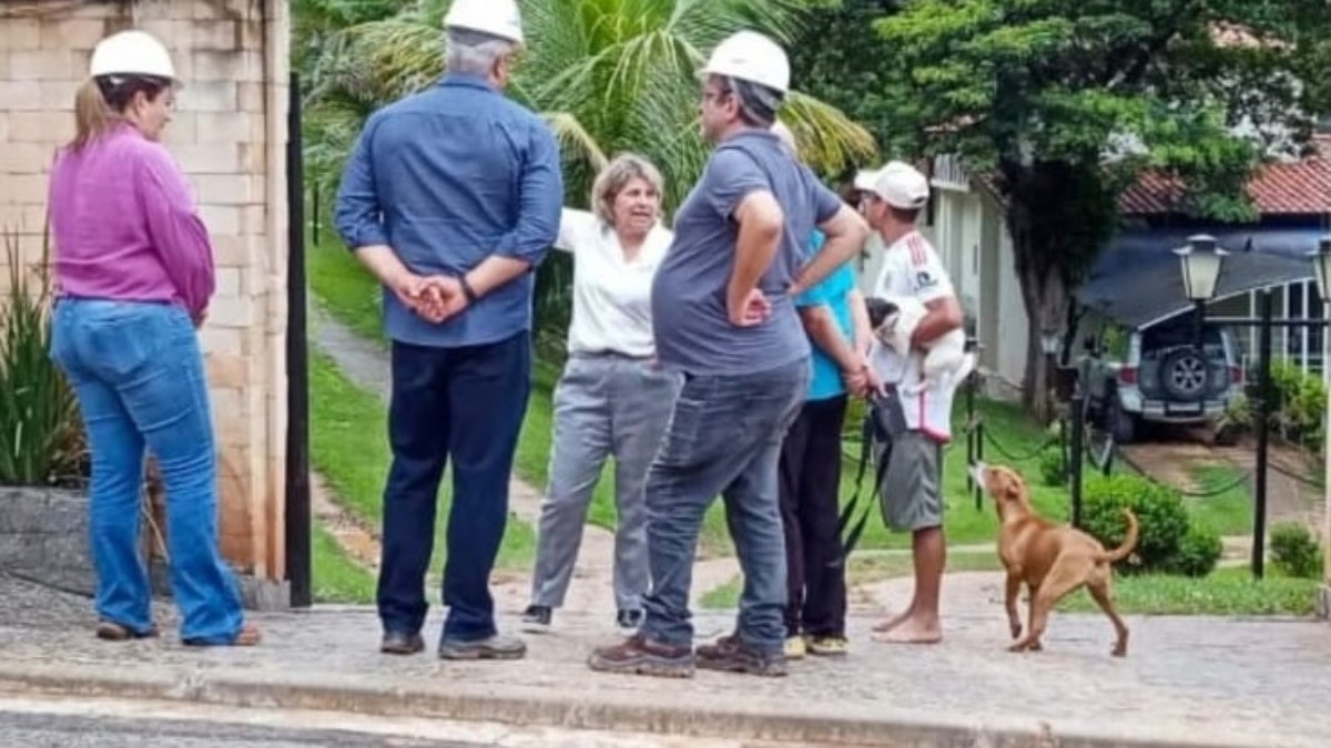 Moradores relataram o acúmulo de água e terra em suas residências