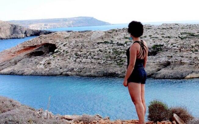 Raphaela Barros optou pela Ilha de Malta para estudar no exterior por um mês; na foto, ela aparace no Blue Lagoon