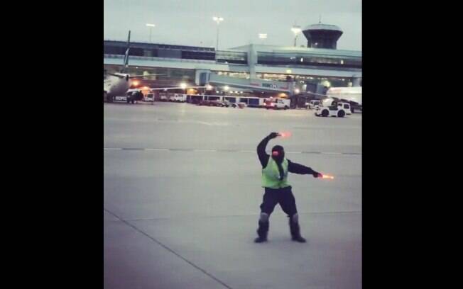 Jahmaul Allen transformou o aeroporto em uma pista de dança gigante para animar uma criança a bordo do avião