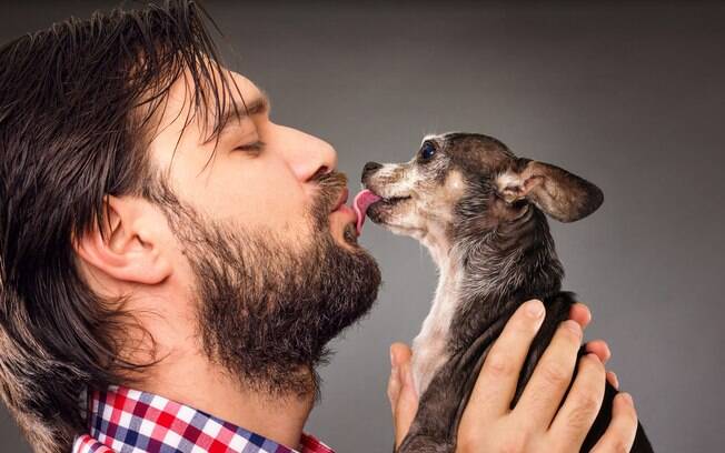 Evite beijar na boca do cão para não contrair doenças através da saliva