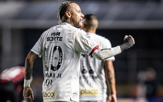 Neymar, que já postou foto com a camisa do Flamengo, fez gol da vitória santista no último duelo entre os times na Vila Belmiro