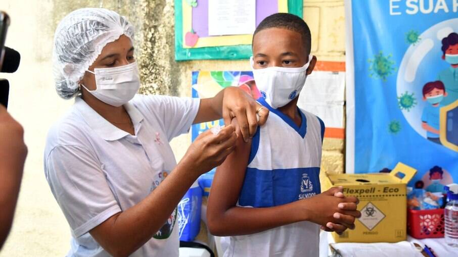 Registro da vacinação de adolescentes em escola municipal de Salvador