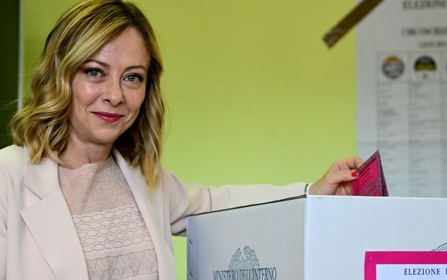 A primeira-ministra italiana, Giorgia Meloni, vota durante as eleições europeias em 8 de junho de 2024 em Roma, Itália