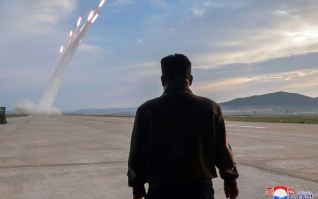 O líder norte-coreano, Kim Jong Un, supervisiona um lançamento múltiplo de foguetes, em 30 de maio de 2024, em imagens publicadas pela agência oficial de notícias do país, KCNA