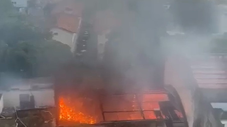 Teatro Valdemar de Oliveira pega fogo