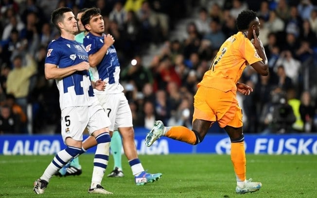 Vinícius Júnior (D) comemora após marcar na vitória do Real Madrid sobre a Real Sociedad por 2 a 0 neste sábado, pelo Campeonato Espanhol