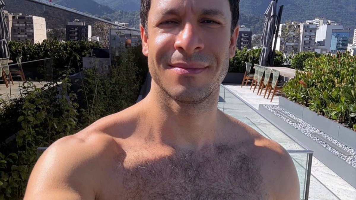 Rainer Cadete posa sem roupas e fãs reagem: "Gostoso"