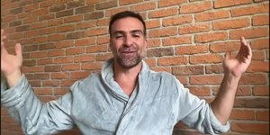 Pilhado ironiza Flamengo e faz programa de roupão: "Dormindo"