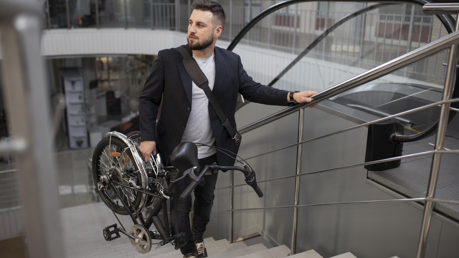 Homem carregando uma bicicleta Homem carregando uma bicicleta