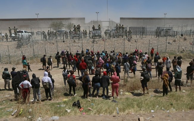 Migrantes que buscam asilo nos Estados Unidos se manifestam no Rio Grande para pedir permissão para entrar no país, vistos de Ciudad Juarez, México, em 25 de abril de 2024