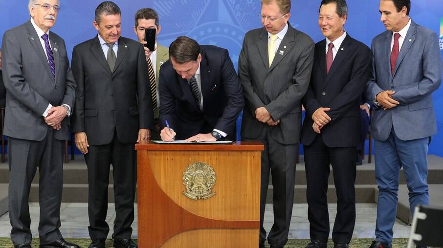 Bolsonaro assinou decreto, em abril de 2019, pondo fim ao horário de verão