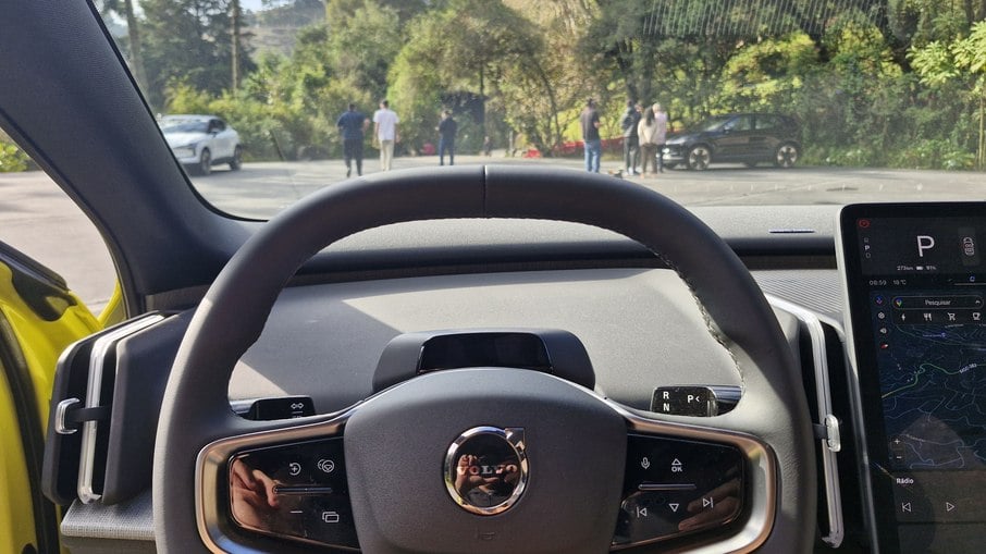 Atrás do volante do Volvo EX30 está somente um sensor que monitora os olhos do motorista