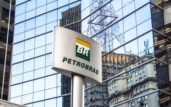 De acordo com cálculos feitos pela própria Petrobras, os valores praticados nas refinarias equivalem a 27% do preço pago pelos consumidores finais nos postos; outros 45% são formados por tributos