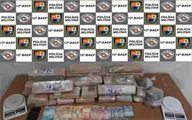 Homem é preso com 39 tabletes de maconha, balanças e dinheiro