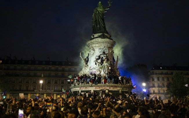 Milhares de pessoas celebram em Paris os resultados das eleições legislativas da França