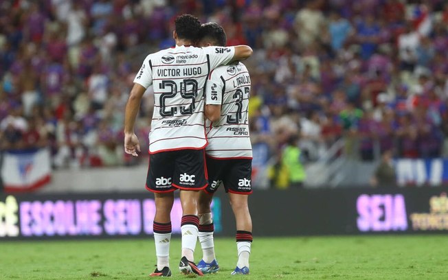 Victor Hugo abraça Luiz Araújo, autor do segundo gol do Flamengo, na vitória por 2 a 0 sobre o Fortaleza na Arena Castelão 