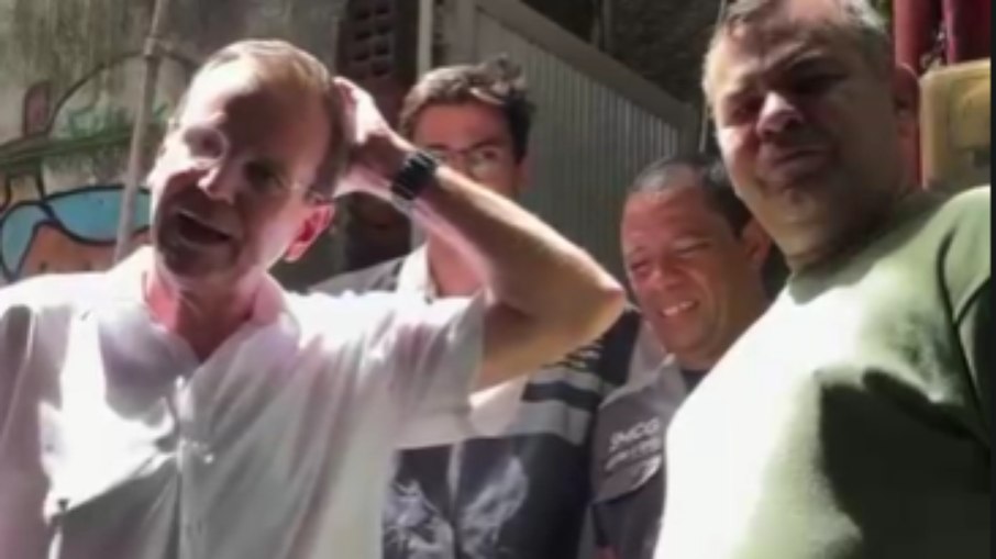 No vídeo publicado, Paes aparece na Rocinha junto a representantes da subprefeitura da Zona Sul e lideranças locais