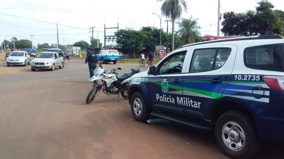 Homem agride e ameaça ex-companheira na frente dos policiais: 