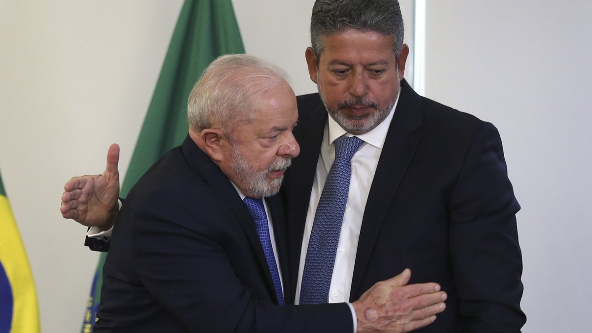 Lula ao lado de Lira