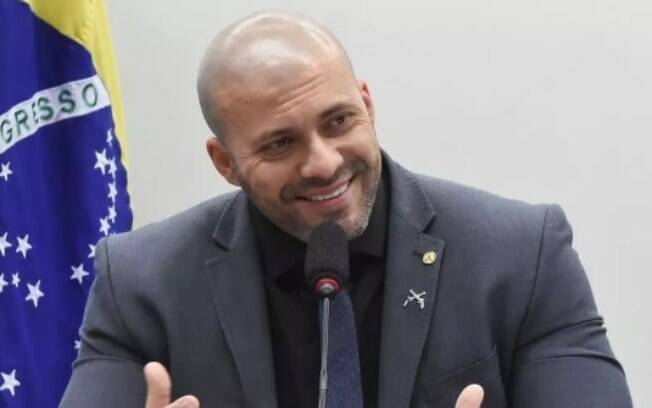 Daniel Silveira ficou conhecido em 2018 por quebrar uma placa que homenageava a vereadora Marielle Franco