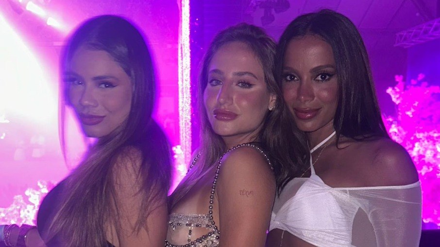 Bruna Griphao curte balada na Europa com Anitta e Lexa