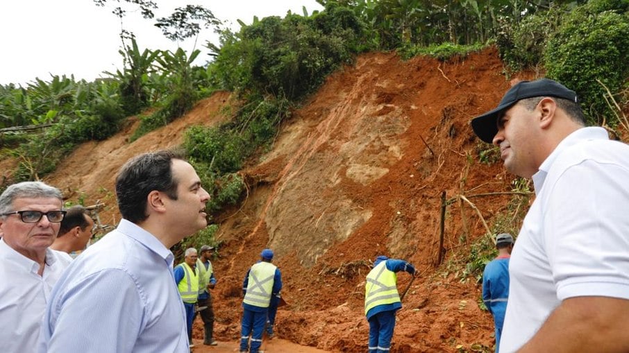 Governador de Pernambuco Paulo Câmara visitou locais afetados pelas chuvas