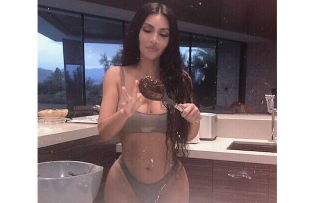Kim Kardashian posa de lingerie cozinhando em sua cozinha na madrugada 