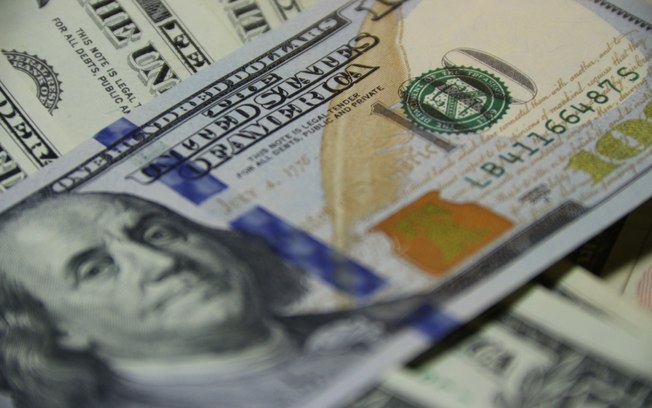 Ibovespa mantém alta mesmo com oscilação do dólar