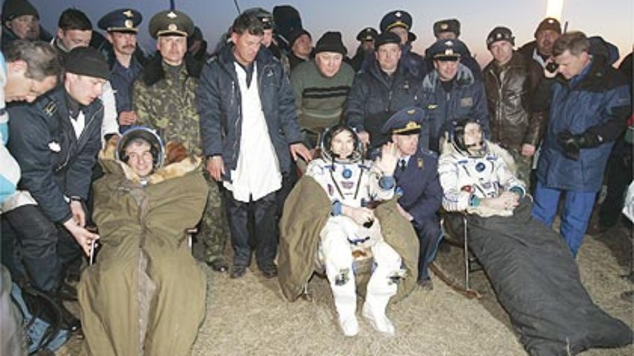 O Astronauta Marcos Pontes (Brasil), Valeri Tokarev (Rússia) e Bill McArthur (EUA).