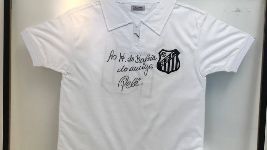 Camisa autografada por Pelé é rifada por hospital