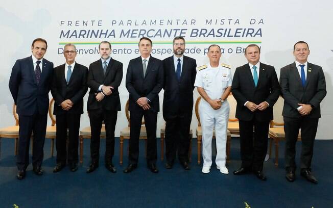 Presidente posa durante lançamento da Frente Parlamentar Mista da Marinha Mercante, no Clube Naval, em Brasília