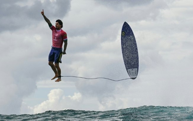 Gabriel Medina após sufrar um tubo na terceira fase dos Jogos Olímpicos de Paris, em Teahupo'o, Taiti, em 29 de julho de 2024