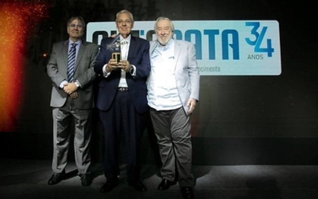 Autodata concede a Roberto Cortes título vitalício de Personalidade do Setor