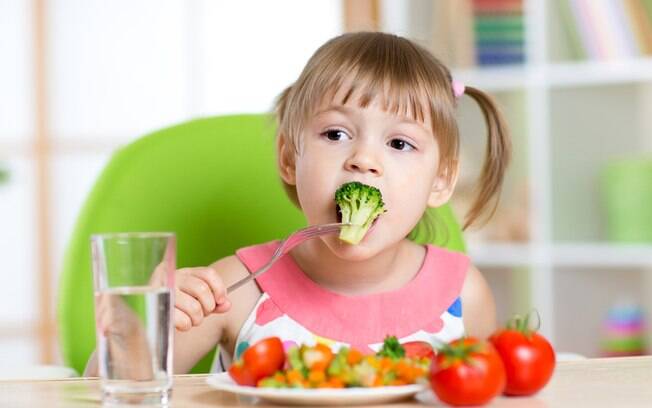 Alimentação para crianças: dicas para ensinar seu filho a comer saudável