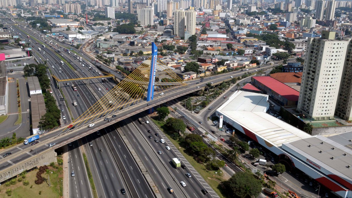O benefício é concedido aos aposentados e pensionistas cuja soma dos rendimentos não ultrapasse cinco salários mínimos. O benefício é concedido aos aposentados e pensionistas cuja soma dos rendimentos não ultrapasse cinco salários mínimos.