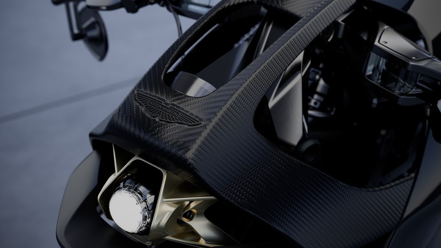 Dianteira da AMB 002 combina fibra de carbono, farol central e elementos de design inspirados nos carros da Aston Martin